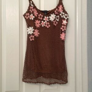 INC BROWN CROCHET TOP WITH PINK & WHITE FLOWERS, SPAGHETTI STRAPES. SIZE LARGE